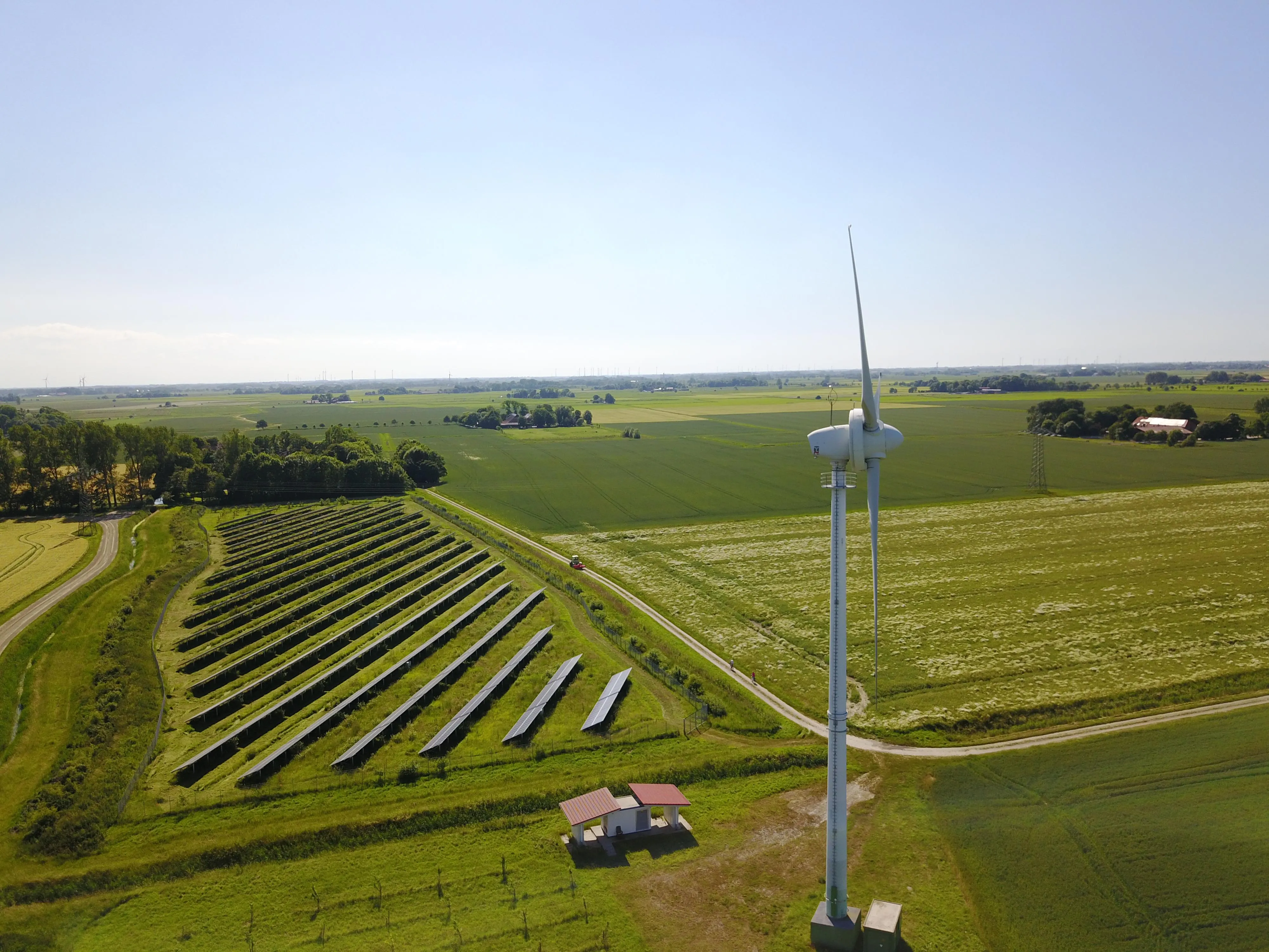 Solarpark mit Windenergieanlage vom Oben