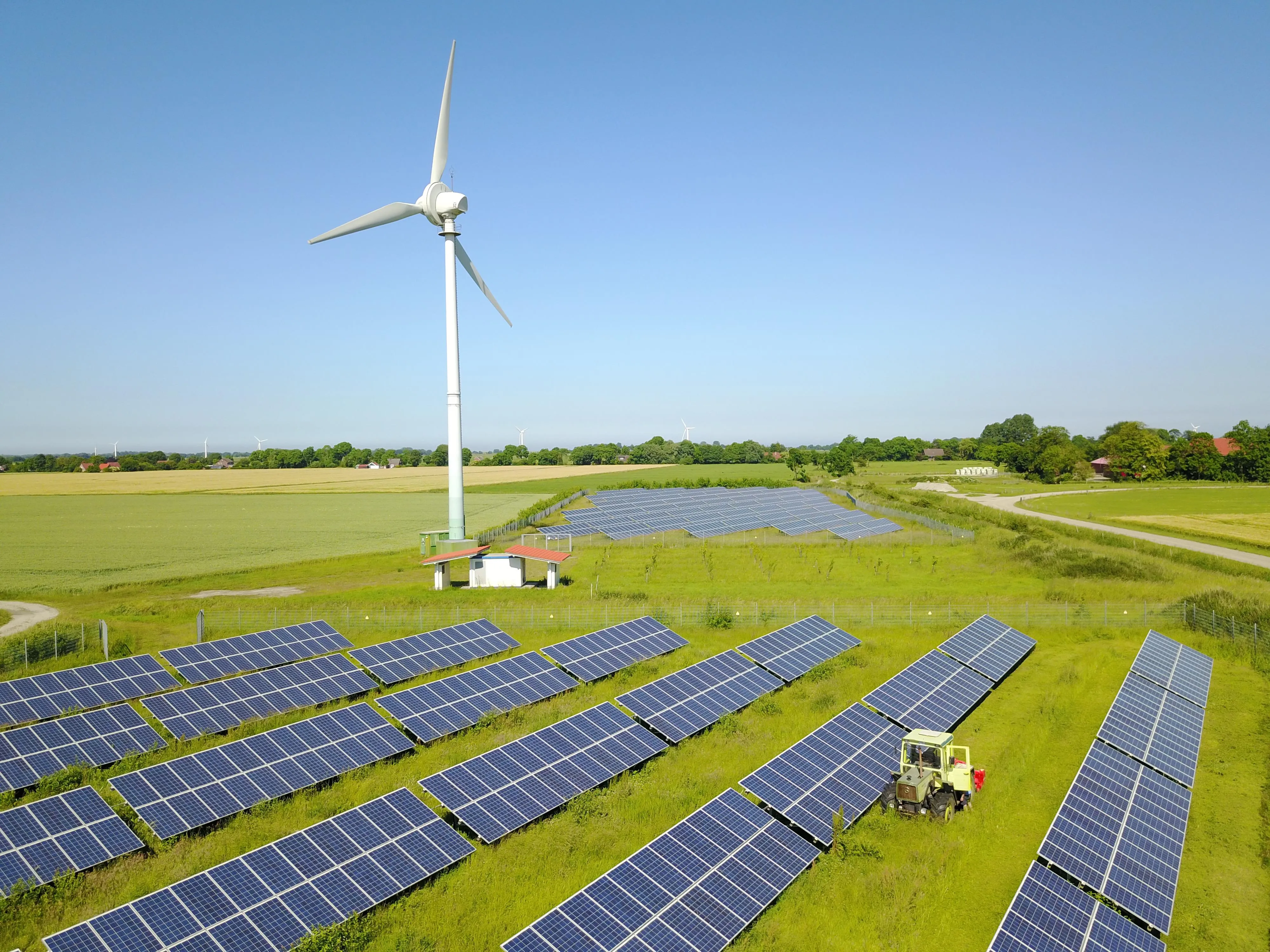 Solarpark mit Windenergieanlage